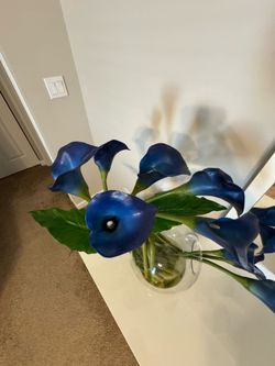 Modern Blue Calla Lily Arrangement – Glass Vase Centerpiece