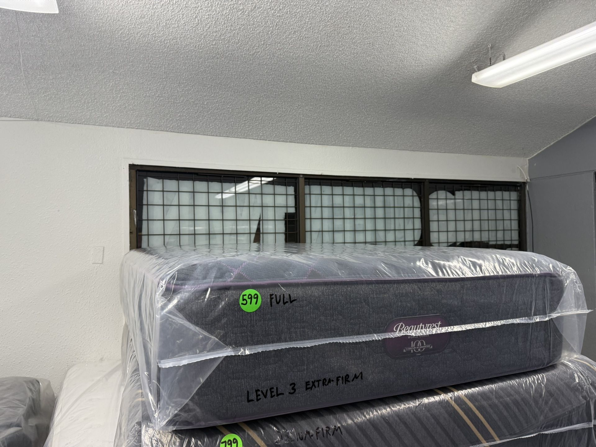 FULL SIZE SIMMONS BEAUTYREST WORLD CLASS LEVEL 3 (EXTRA-FIRM) MATTRESS & BOX SPRING BED SET