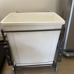 Pull Out Trash Can