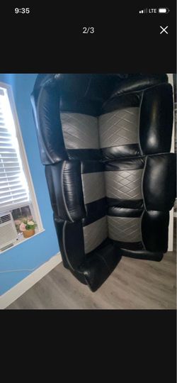 À 3 seater and a 2 seater reclyners