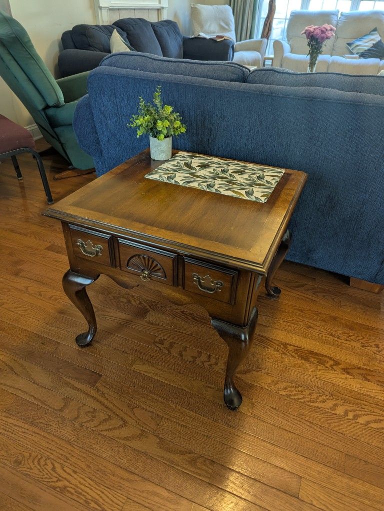 Beautiful Solid End Table With Curved Legs And Drawer