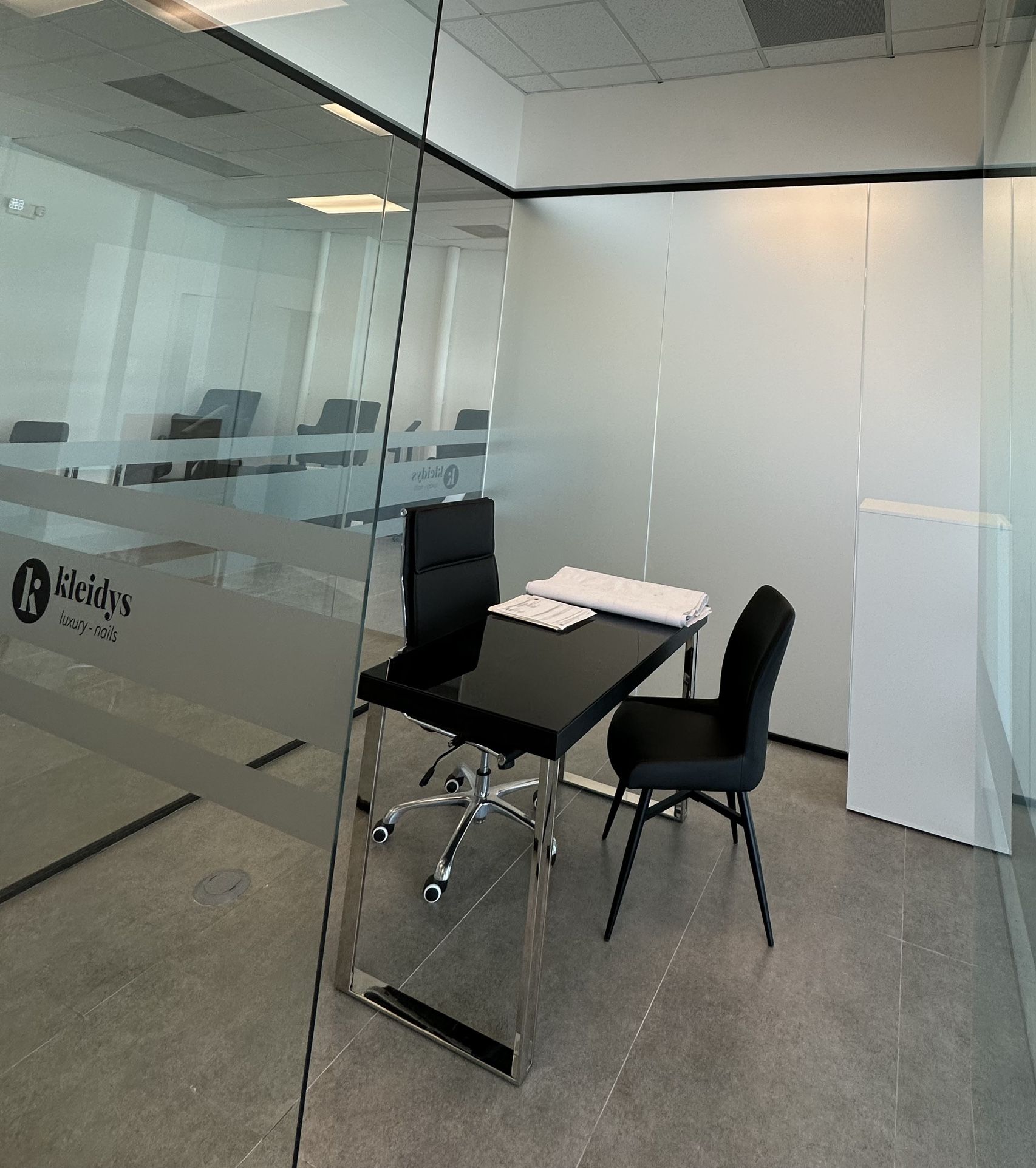 Oferta Especial: Mobiliario de Oficina Elegante y Moderno Selling Office Furniture in Excellent Condition – Perfect for Professional Spaces Studios