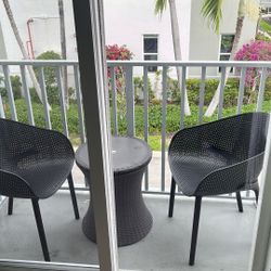 2 Outdoor Chairs & Bar / Side table 