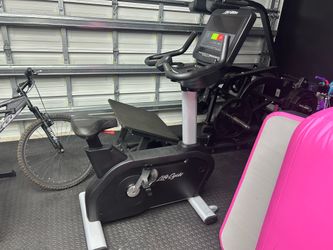 Life Fitness Integrity Series Commercial Upright Exercise Bike