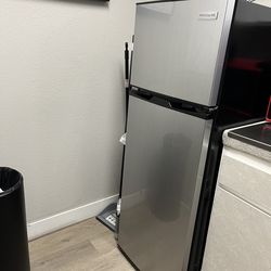 Frigidaire 7.5 CU. FT. Compact Top Freezer Refrigerator