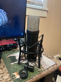 Rode NT1 Condenser Microphone. Shock Mount & XLR cable Included.