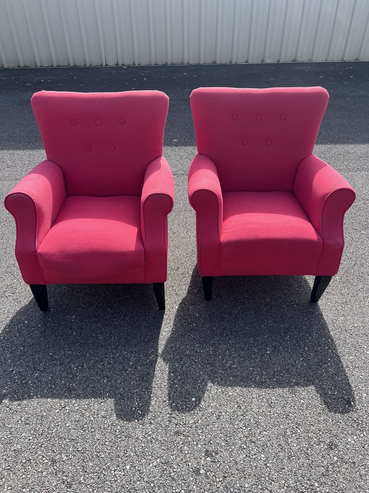 Emeraldw Home Furnishings — ONE Red Button Accent Chair