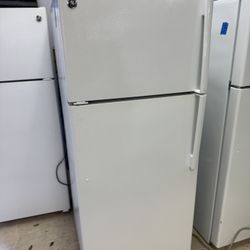 GE top-freezer refrigerator.  -18.2 cu - Excellent Condition 
