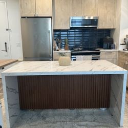 Large kitchen island for sale pick up only on 4/4