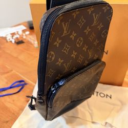 Louis Vuitton slingbag 