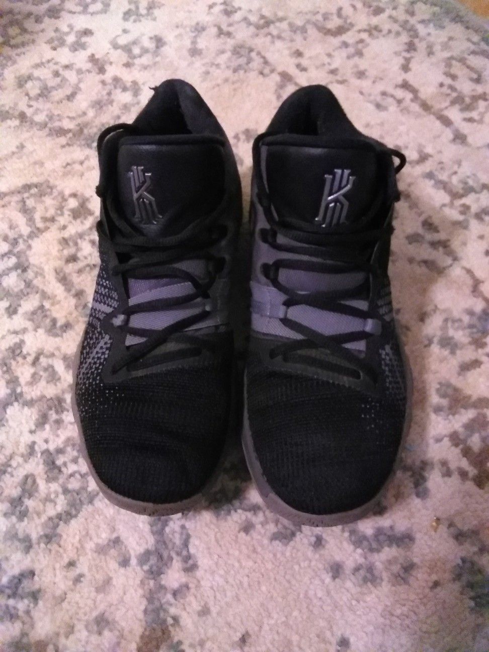 Nike Kyrie Flytrap Black/ Thunder Grey (Men's) 9 asking $20