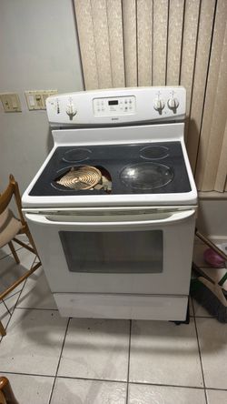 Cocina  kenmore funcionq todo lo malo el vidrio rroto