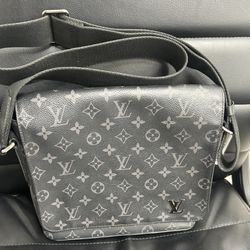 Louis Vuitton District Messenger Bag-Authentic! 