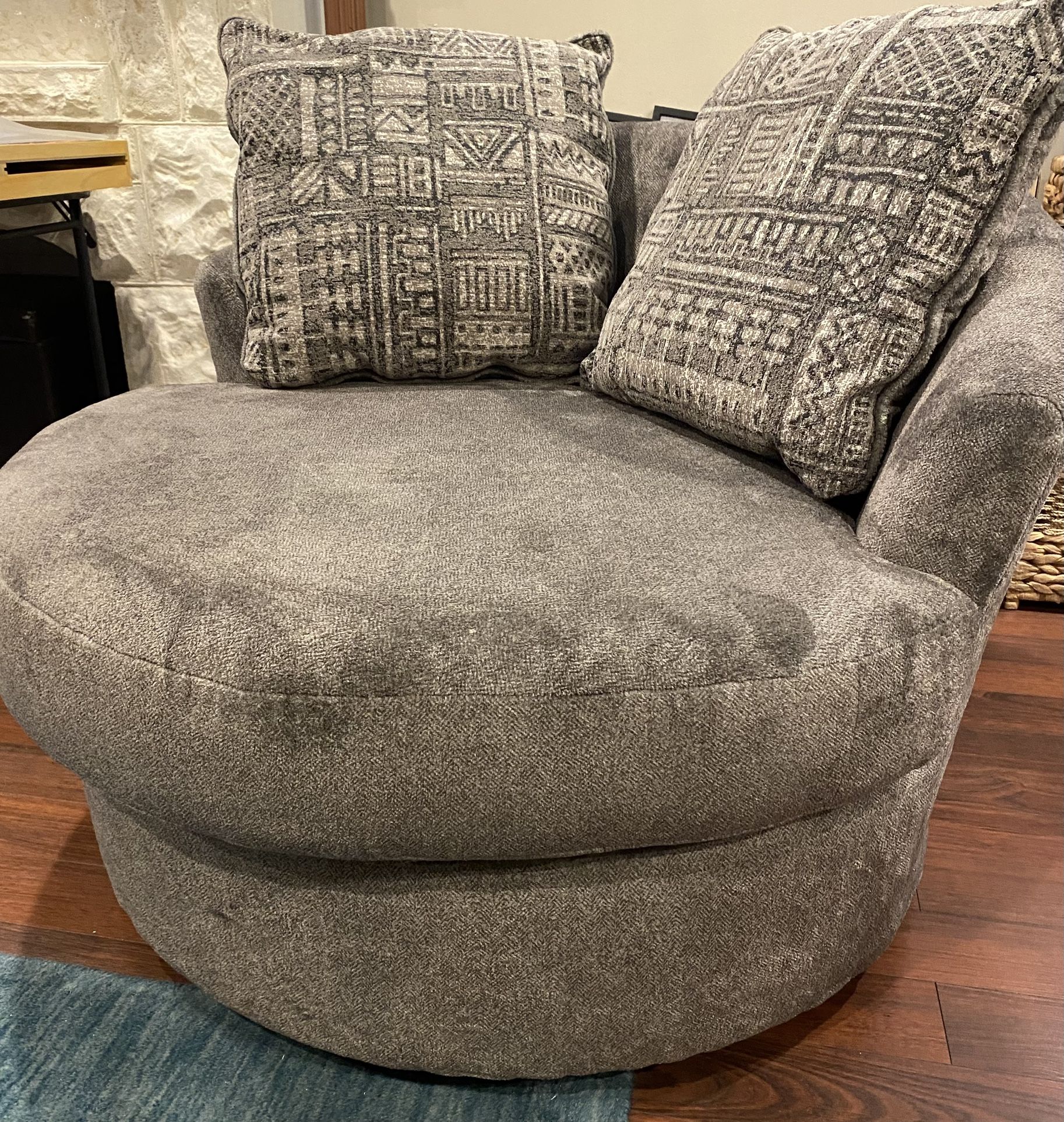   Swivel Accent Chair 