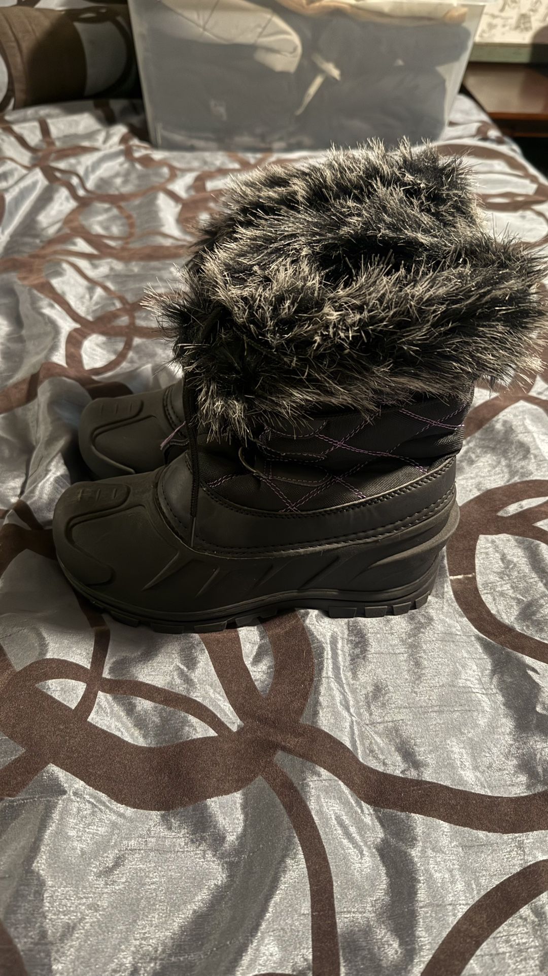 Snow boots w/ Faux Fur (Size5)