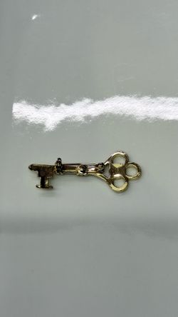 🔑 Vintage Skeleton Key Enamel Pin