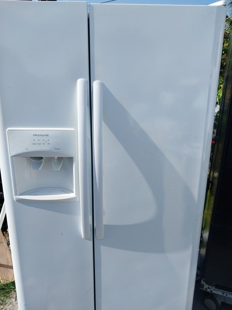 Big, Clean And Working As Intended Refrigerator