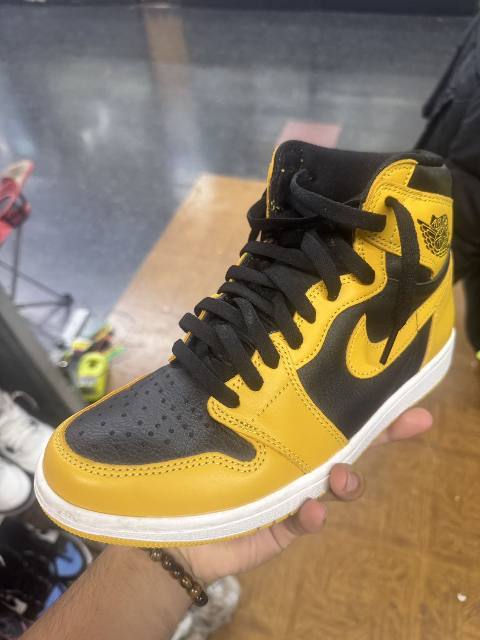 Jordan Retro 1’s Black/Yellow Collorwave
