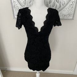 Kimchi Blue Women's Black Lace Mini Bodycon Scallop V neck Dress, S