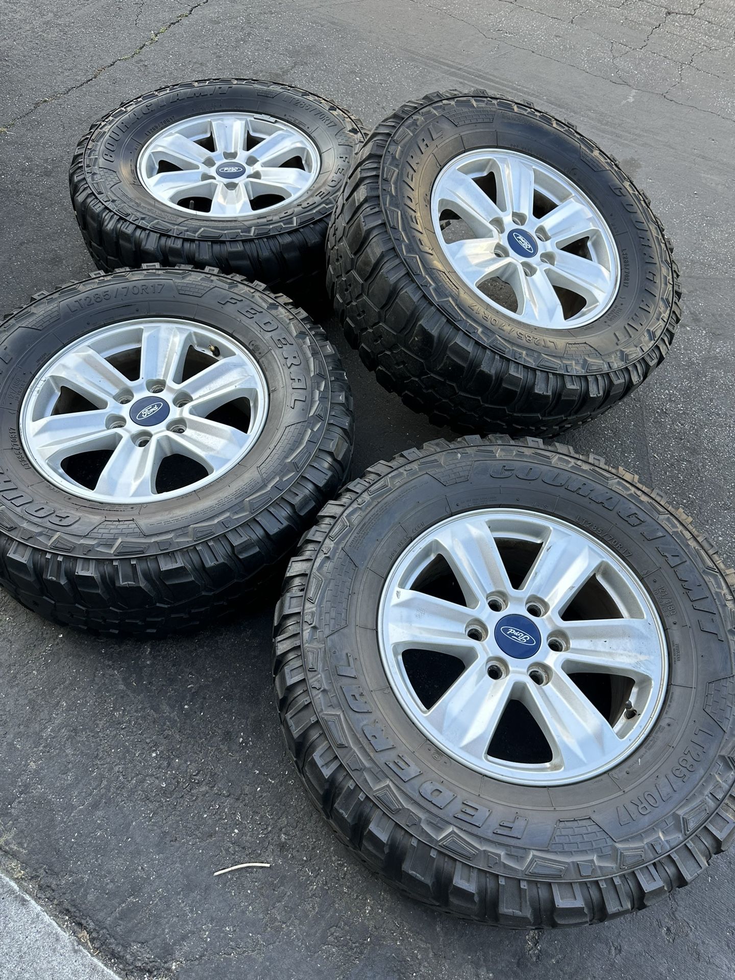 Ford F150 Ford Expedition Ford f150 Rins And Tures 285/70/17 Price Is Firm.