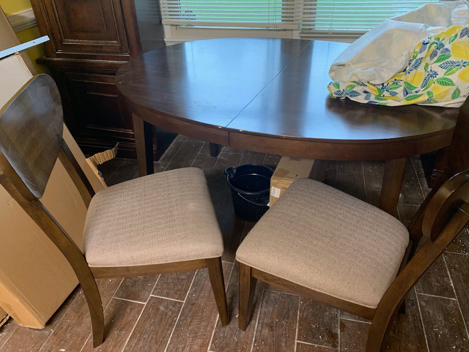 Kitchen table with 4 chairs with extension can seat 6
