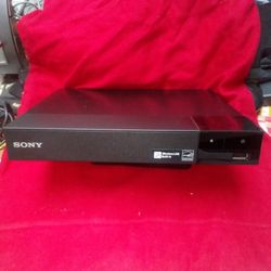 SONY BLUE RAY PLAYER / WIRELESS LAN BUILT IN  IN GOOD CONDITION  COMES WTH REMOTE CONTROL / AC DC CABLE / HD CABLE   