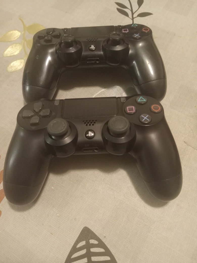PS4 2 Controllers