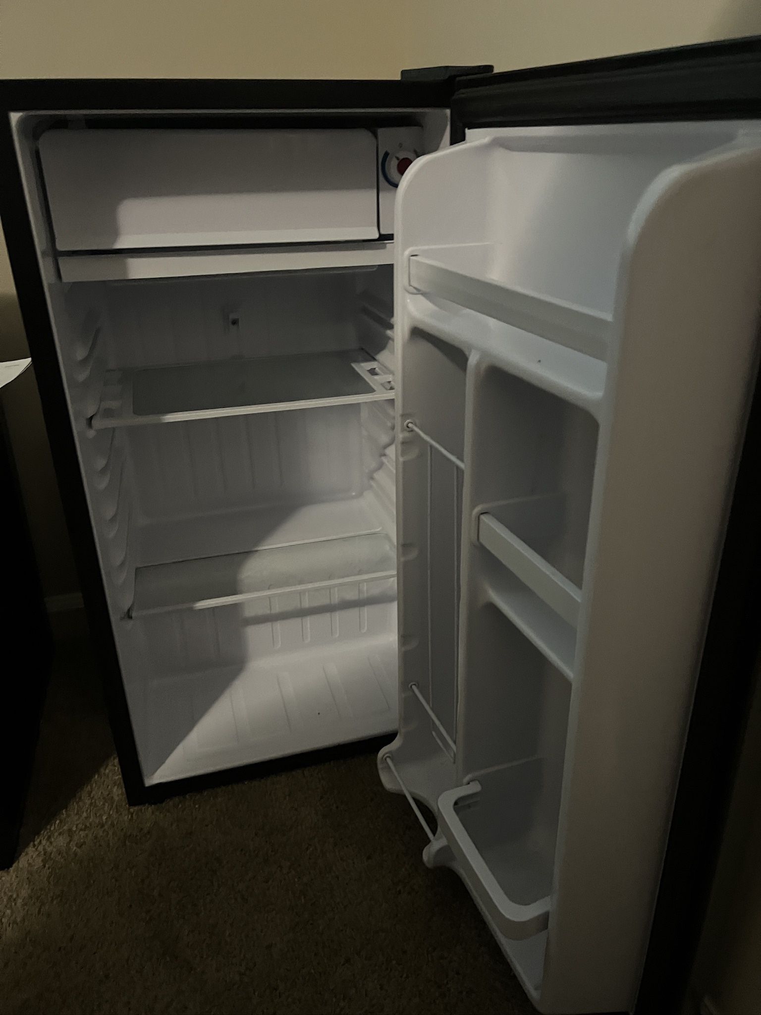 MINI FRIDGE W/ FREEZER GREAT FOR STUDENTS/ DORMS