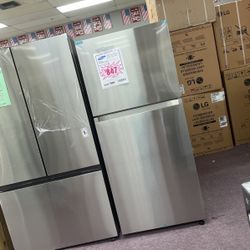 Refrigerator Samsung 30” Wide With Ice Maker New Open Box And 1 Year Warranty 