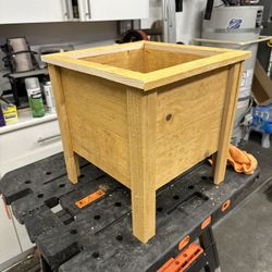 Cedar Flower Pot (16”x16”)