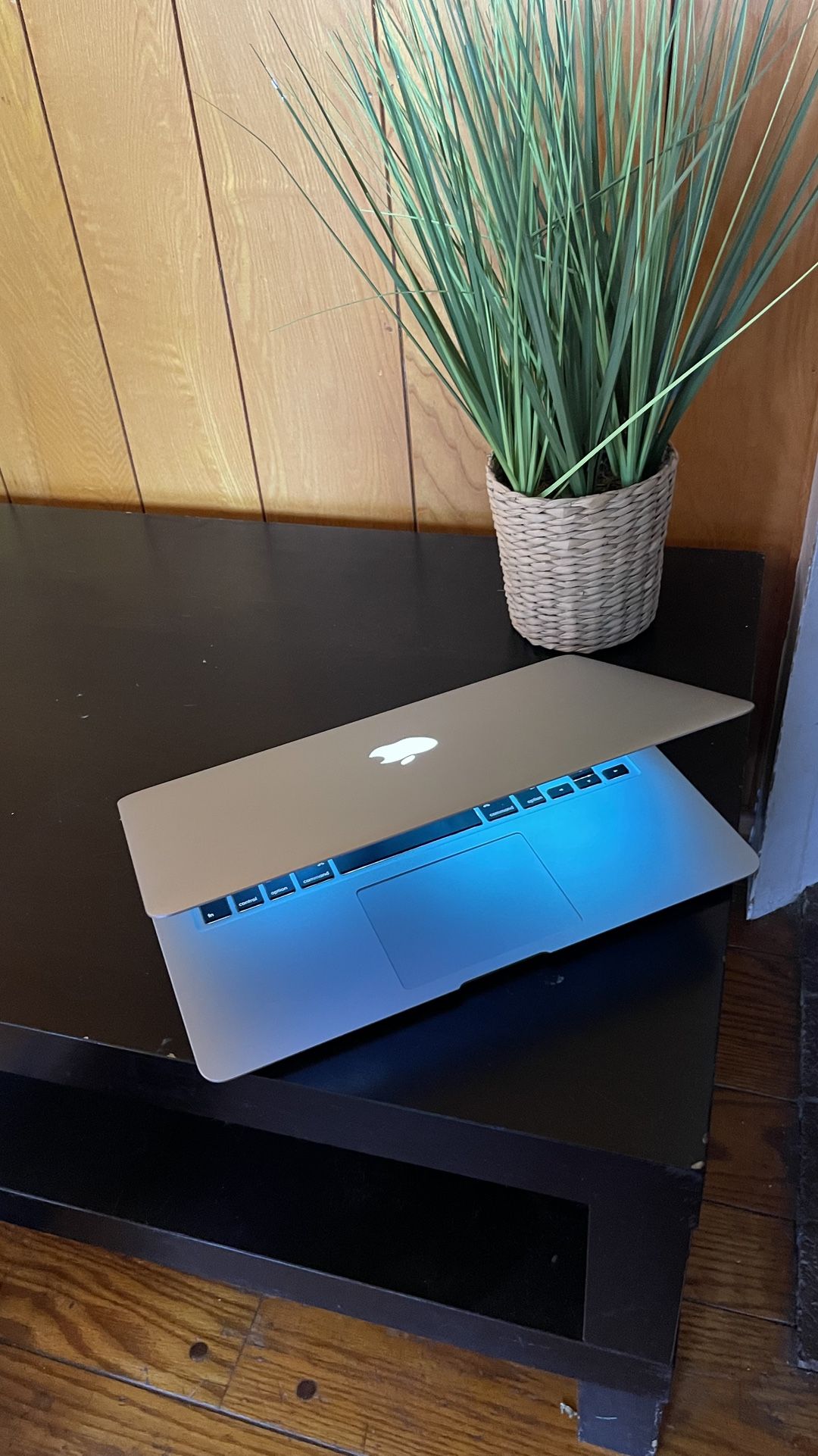 Apple MacBook Air 13” I5/8GB/256GB SSD $180