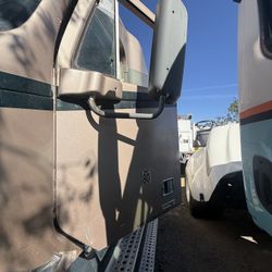 2008 Frighliner Columbia Driver  Door / $395