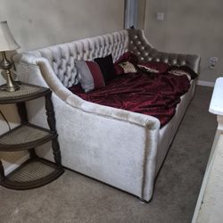 Twin Size Day Bed With Twin Mattress 