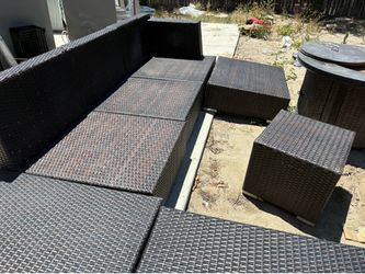 Sirio 14pc outdoor set with fire pit. Check price very expensive selling only 200