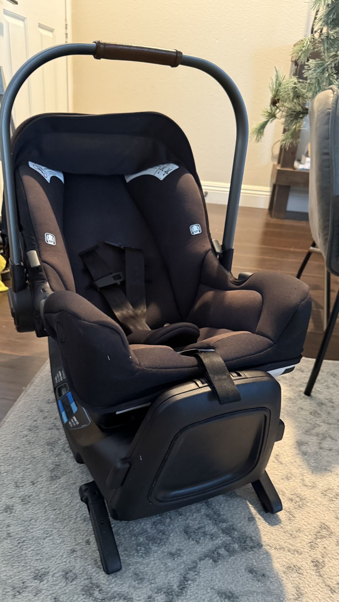 Nuna Infant Carseat With Base