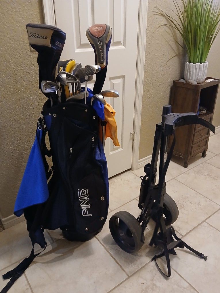 Used 17 Golf Clubs With Bag And Wheels See Photographs 