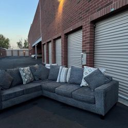 Really nice sectional couch good condition deliver available