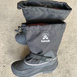 Like New Kamik Kids Waterbug5 winter boots, Size 6