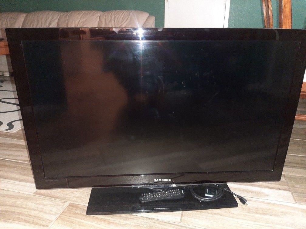 40" Samsung HDTV - Remote, HDMI Splitter 