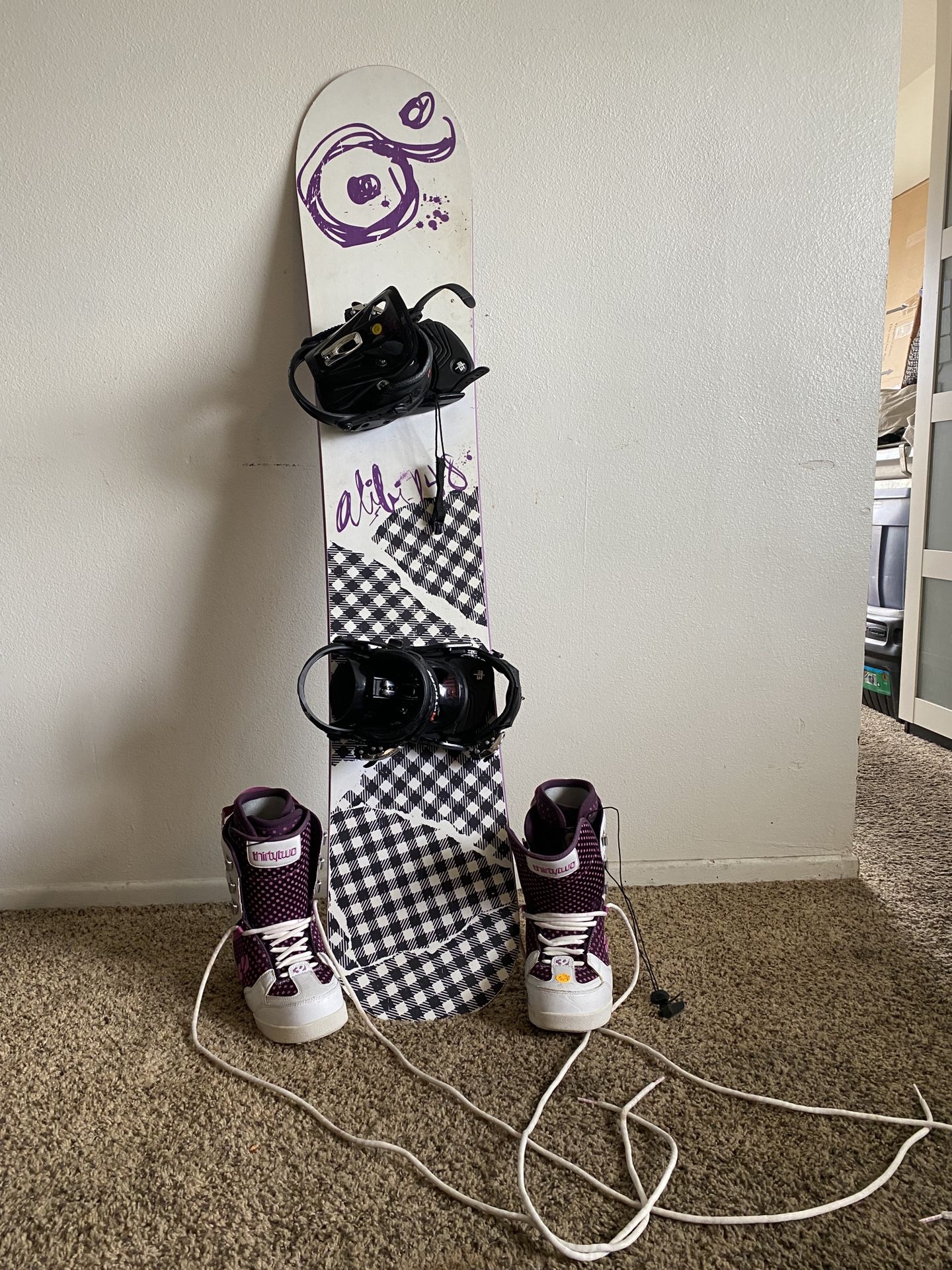 BURTON Alibi Snowboard, Bindings, And Boots, Women’s Size 8.5