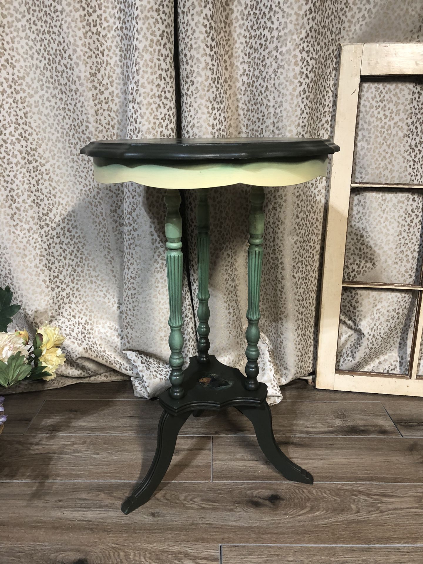 Cute Vintage Side Table/ Plant Stand 