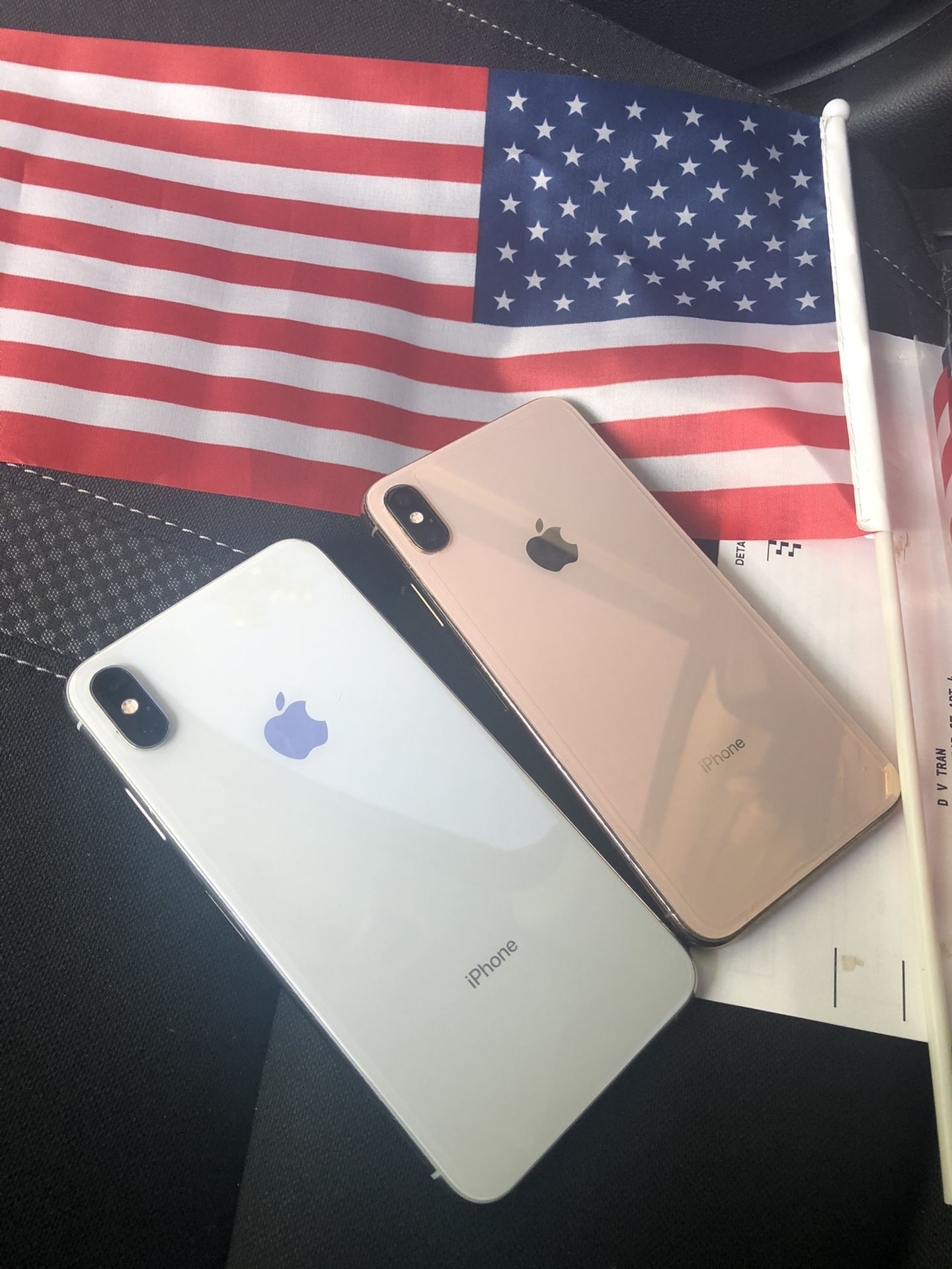 SELLING IPHONE XS MAX UNLOCKED ( 64 GB) - WHITE