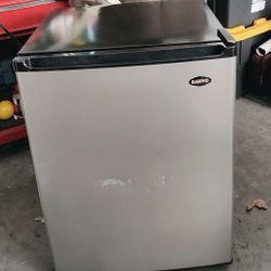 Sanyo Mini Fridge 