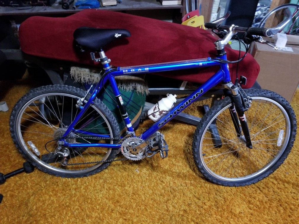 Like New!Schwinn Moab 3 Aluminum Mountain Bike with front shocks. Orginal owner!