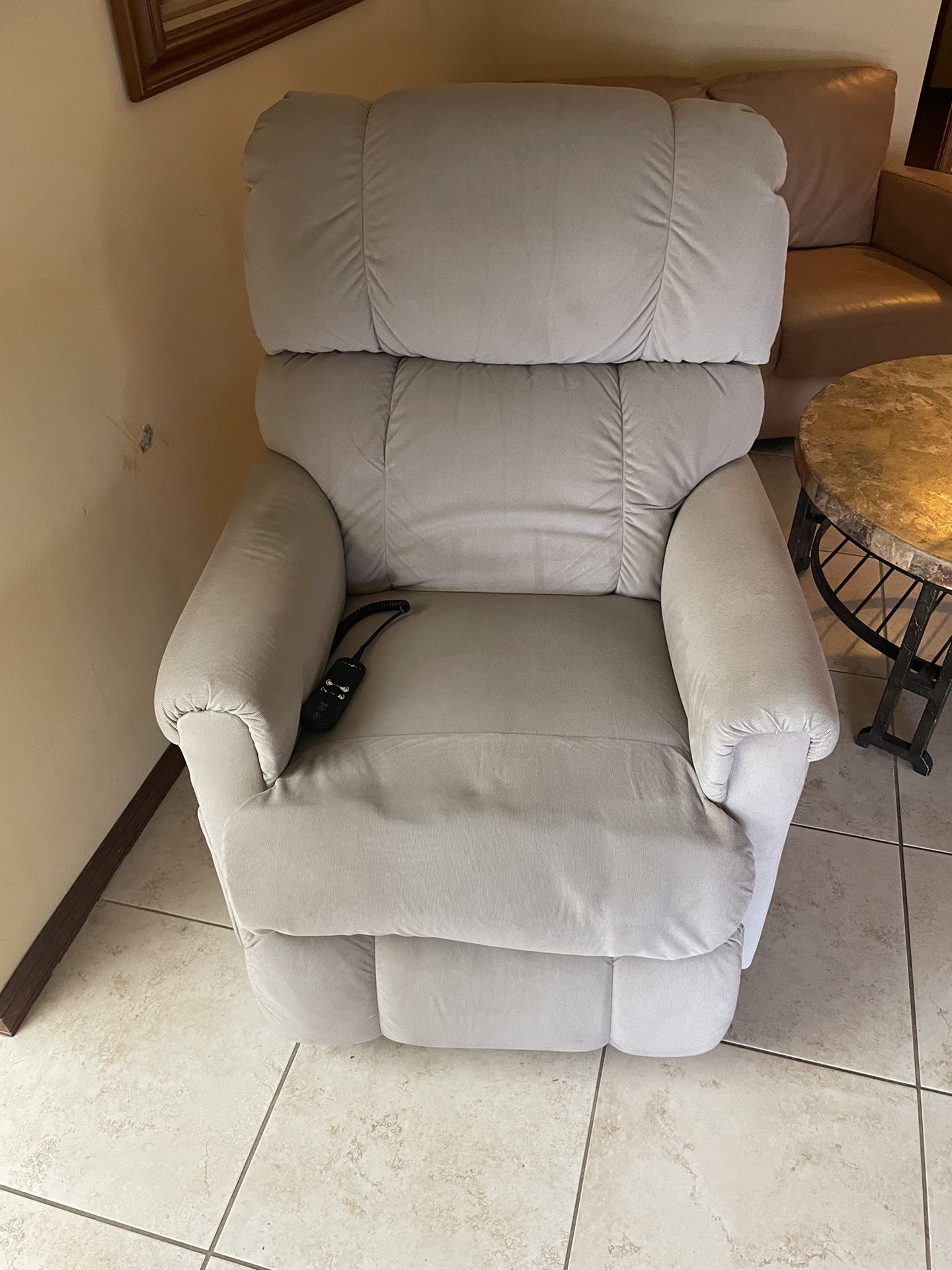 Lazboy Recliner With Medical Lift for Sale in Port St. Lucie, FL OfferUp