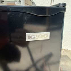 🧊 Igloo 3.2 Cu Ft Mini Fridge w/ 18” Freezer – Compact Refrigerator – Great Condition