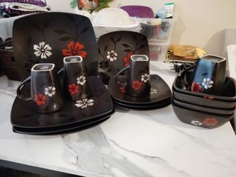 Dinnerware set