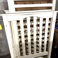 POTERY BARN BABY CRIB WITH MATTRESS VERY NICE