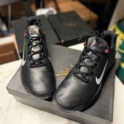 TIGER WOODS - Nike Golf - spikes