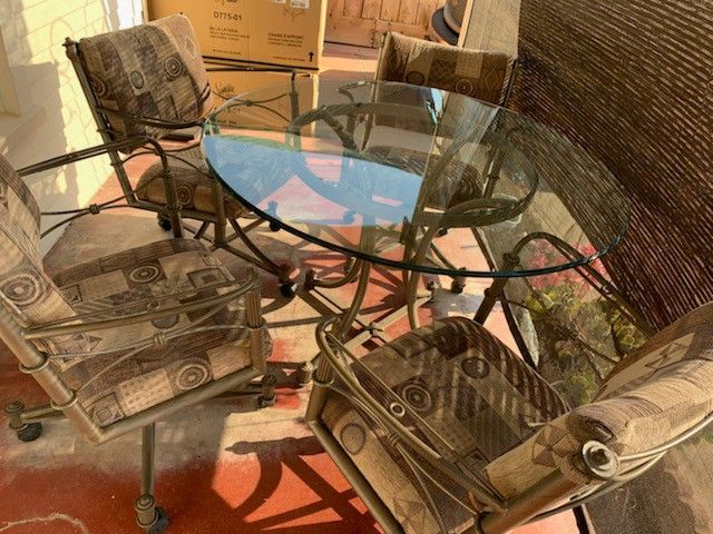 Glass Table 4 Chairs They Roll Good Condition 